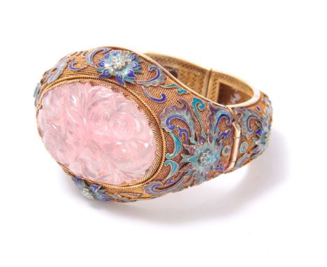 AN EARLY 20th CENTURY CHINESE PINK QUARTZ 14CT GOLD FILIGREE AND ENAMEL BRACELET decorated with blue scrolling floral enamels