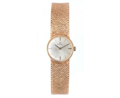 A LADIES 9CT GOLD OMEGA WRIST WATCH on original 9ct gold bracelet, with silvered dial having gold baton markers fronting a ma