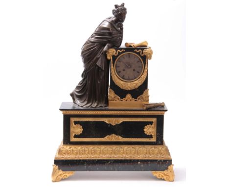  A LARGE EARLY 19TH CENTURY BRONZE, ORMOLU AND GREEN MARBLE FIGURAL MANTEL CLOCK modelled as Greek lady in classical dress le