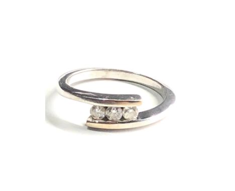 18ct white gold diamond three stone ring (3.7g) 