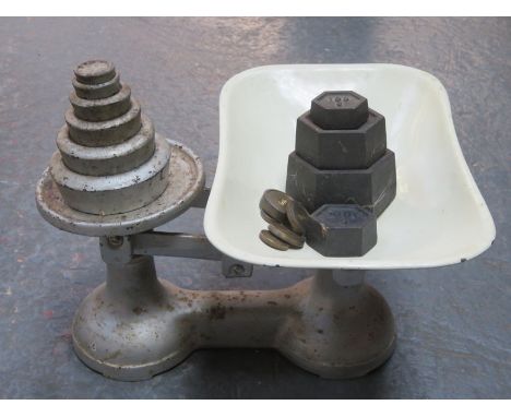 SET OF VINTAGE WEIGHING SCALES INCLUDING WEIGHTS 