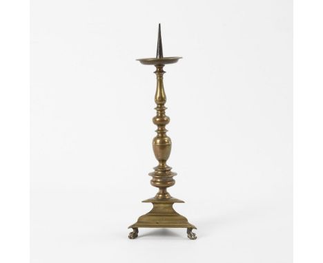 Barocker Kerzenleuchter. 1. Hälfte 18. Jh. Wohl flämisch.             Bronze. H 39 cm (ohne Dorn). 2,2 kg.             Bronze