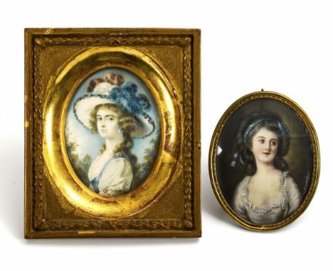 2 Miniaturen: Damenbildnisse. Je um 1900.             Je Gouache. Je 8,5 x 6,5 cm, Rahmen maximal 13,5 x 11 cm.             "