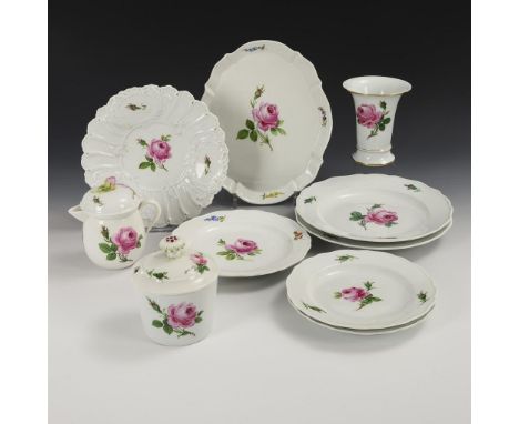 10 Porzellane "Rote Rose". Meissen. Überwiegend Knaufschwerter, ab 1850-1924, 2 Schleifstriche.             Polychrom bemalt,