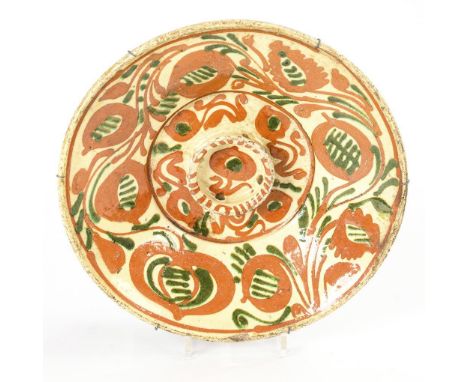 Seltene barocke Schale mit Abtropfring und Blumenmalerei. Wohl Sachsen. 18. Jh.Irdengut, cremegelb glasiert, grüne und rotbra