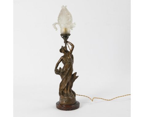 Figürliche Jugendstil-Tischlampe. "Ch. Rochot" bezeichnet.             Holz marmoriert, Metallguss bronzefarben patiniert, fa
