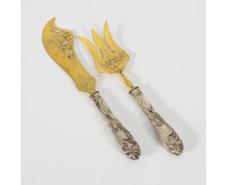 2 Jugendstil-Vorlegeteile mit Silbergriffen. Undeutlich gemarkt. Um 1910.             L 26/29,5 cm. Griffe gefüllt.          