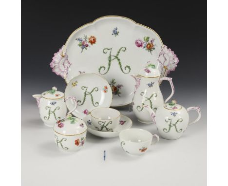 Barockes Dejeuner mit Blumenmalerei. KPM Berlin. Zeptermarke, um 1780/90.             Polychrom bemalt, goldstaffiert.       