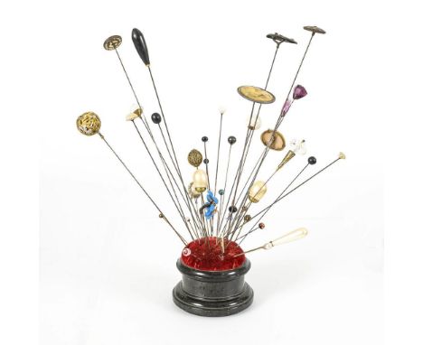 Konvolut Modeschmuck-Hutnadeln auf Nadelkissen ca. 1900-1920.             L 4 - 30 cm.             36 verschiedene Nadeln mit