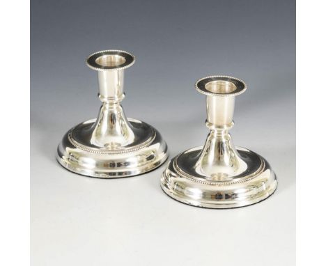 Paar kleine Silberleuchter. 1x 830, 1x Sterling gestempelt. 20. Jh. Dänemark.             H 9 cm. Beschwert.             Schl