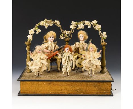Puppenautomat mit musizierenden Puppen. Ungemarkt.Holz, Masse, Biskuitporzellan. 31 x 42 x 27,5 cm. In der Art von Gottlieb Z