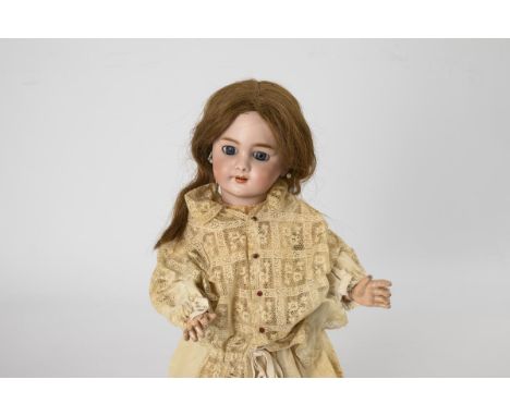 Französische Puppe mit Zugstimme. Jumeau. Kopfmarke: DEP 9, mit rotem Stempel "Tête Jumeau". Um 1900.Biskuitporzellan, Masse.