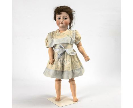 Puppenmädchen mit Gliederkörper. Bruno Schmidt. Kopfmarke: BSW im Herz, Made in Germany.             Biskuitporzellan, Masse.