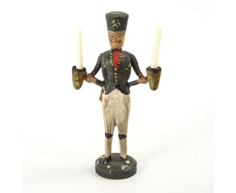 Alter Leuchterbergmann mit Brotteigarmen, Erzgebirge. Ende 19. Jh.Holz, farbig gefasst. H 23.5 cm. Figur eines Bergmanns mit 