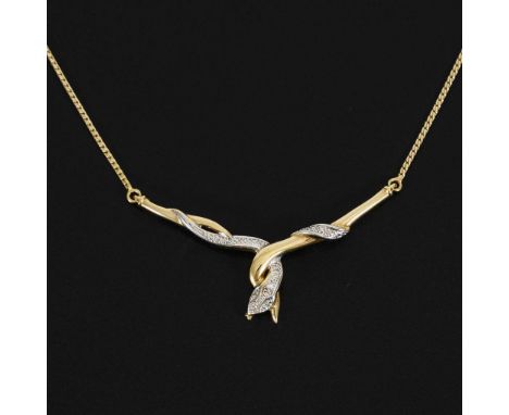 Collier mit Diamanten.             Gelbgold 585 gestempelt. L 42 cm. 4,6 g.             Schlangenförmig reliefiertes Schautei
