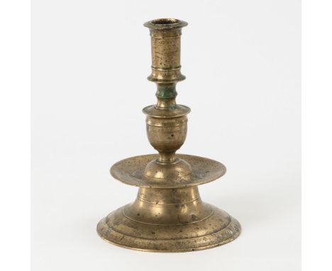 Barocker Kerzenleuchter. Ende 17. Jh.             Bronze. H 20 cm. 994 g.             Schwerer Bronzeleuchter mit gedrücktem 