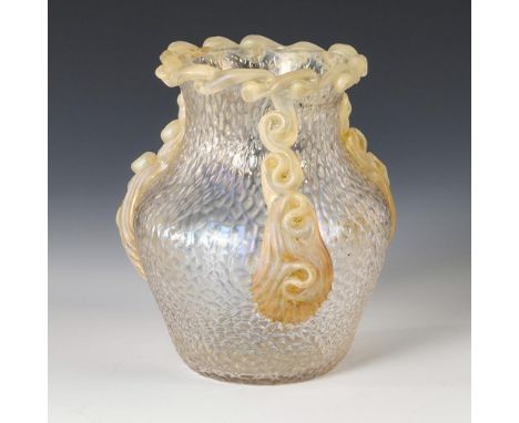 Jugendstil-Vase "Nautilus". Lötz. Johann Loetz Witwe, Klostermühle, 1903.Marteléoptisch geblasenes, farbloses und gelbliches 