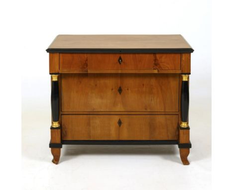 Biedermeier-Kommode. Um 1820/30.             Kirsche, furniert, teils ebonisiert. 82 x 99 x 58 cm.             3-sch&uuml;big