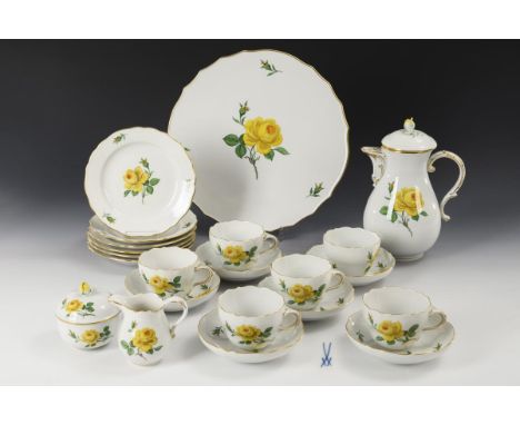 Kaffeeservice "Gelbe Rose". Meissen. Schwertermarke, 2. H. 20. Jh., 2 Schleifstriche.             Polychrom bemalt, goldstaff