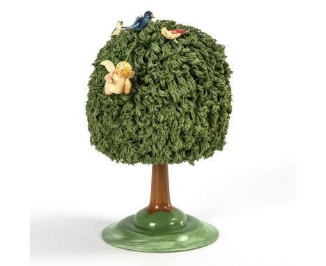 Grünhainicher Bäumchen. Wendt & Kühn. Mit Klebeetikett "W & K". 1990er Jahre.             Holz, farbig bemalt. H 16,5 cm.    