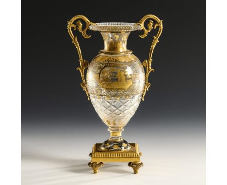 Russische Vase mit Bronzemontierung und Goldstaffage. Um 1810/20. Russland.H 27 cm. Ovoider Korpus aus farblosem Glas mit Ste