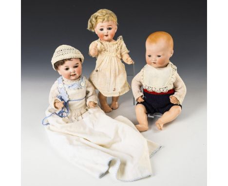 3 Babypuppen. 2x Armand Marseille, 1x Heubach Köppelsdorf gemarkt. Um 1920 bis 1926.                         Alle jeweils mit