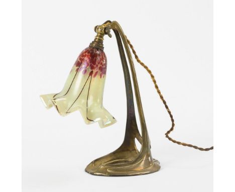 Jugendstil-Wand- bzw. Tischlampe. Vermutlich Wien, Schirm eventuell Kralik.             Bronze, farbloses Glas mit roten Krös