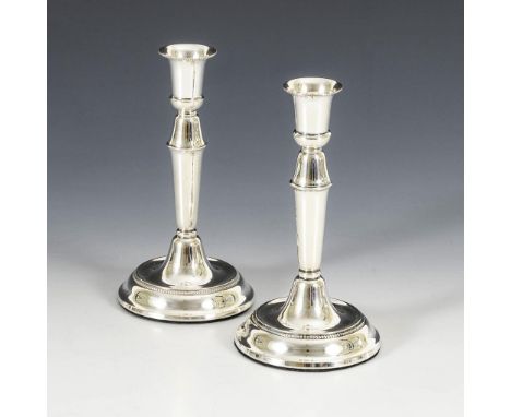 Paar dänische Silberleuchter. Svend Toxvaerd, Kopenhagen. Firmenzeichen/830 S gepunzt. Ab 1946.             H 17,5 cm. Beschw