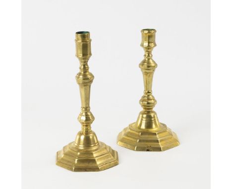 2 Kerzenleuchter. 18. Jh.(?).             Bronze, im Fuß Reste einer Versilberung. H 24 cm.             Sehr ähnliche Bronzel