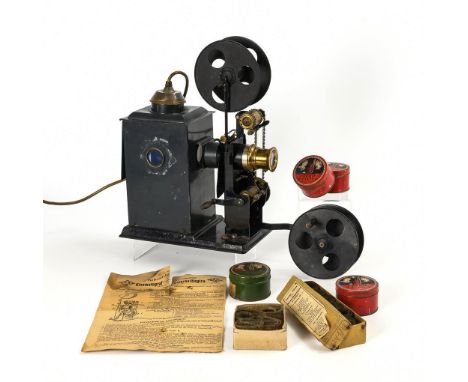 Kinematograf / Laterna Magica. Bing. GBN Bavaria gemarkt. 1902-1925.             Blech, schwarz und grau lackiert. 22 x 44 x 