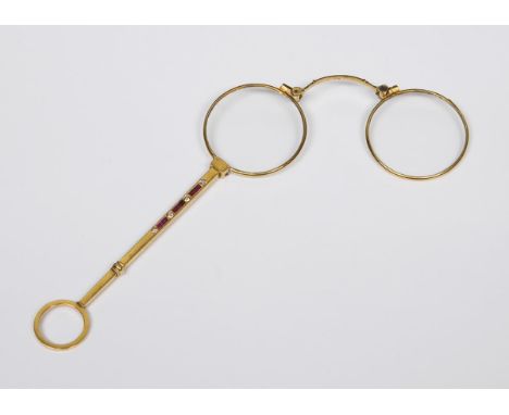 Gold-Lorgnette mit Diamanten und Rubinen.             585er Gelbgold (14 kt). Länge: 14 cm. 26,5 Gramm.             4 kleine 