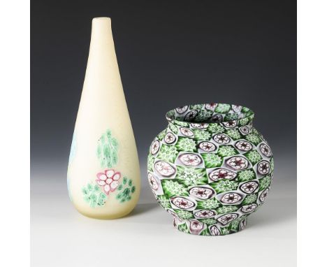 2 Millefiori-Vasen. Fratelli Toso. 20. Jh.                         1x bauchige Vase aus farblosem, säuremattiertem Glas mit M