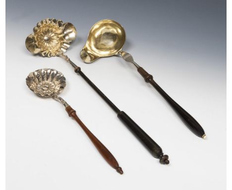 3 Biedermeier-Kellen. Erste Hälfte 19. Jahrundert.             10lötiges und 13lötiges Silber, gedrehte Holzstiele. Länge: 26