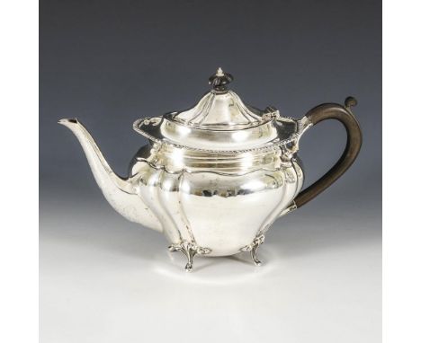 Englische Silberkanne. Mappin & Webb, Sheffield. Vollständige Punzierung. 1912.             Sterlingsilber. H 21 cm. 888 g.  