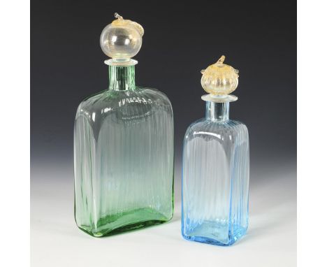 2 Karaffen. Murano. 2. H. 20. Jh. Italien. Signiert.                     MORETTI,             Carlo     Hellgrünes bzw. hellb
