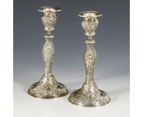 Paar silberne Kerzenleuchter. Christoph Widmann, Pforzheim. 835/Firmenzeichen gepunzt. 20. Jh.             H 17 cm. Zusammen 