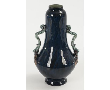 Jugendstil-Vase mit blauer Laufglasur. Villeroy & Boch. Geprägte Turmmarke "Mettlach" mit Zusatz "Gegen Nachbildung geschützt