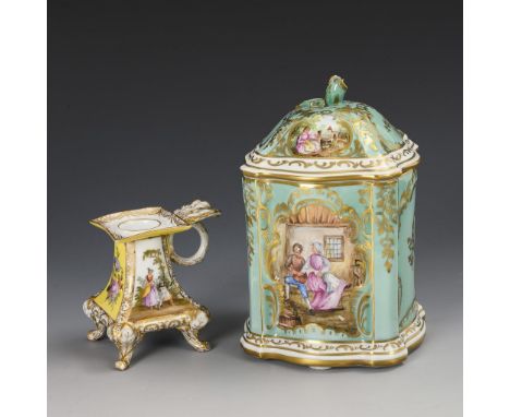 Dose mit Genremalerei und Handleuchter mit Watteau-Malerei. 2. H. 19. Jh.             Polychrom bemalt, goldstaffiert.       