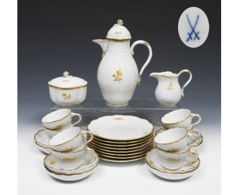 Kaffeeservice für 8 Personen. Meissen. 1979-1982.             Höhe: 6-25 cm, ø 13,5-18 cm.             27 Teile: Kaffeekanne,