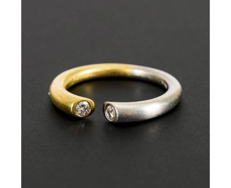 Designer-Bandring mit Brillanten.             Gelbgold 750/Platin 950 gestempelt. Designer Logo Bunz. Brillanten zus. 0,10 ct