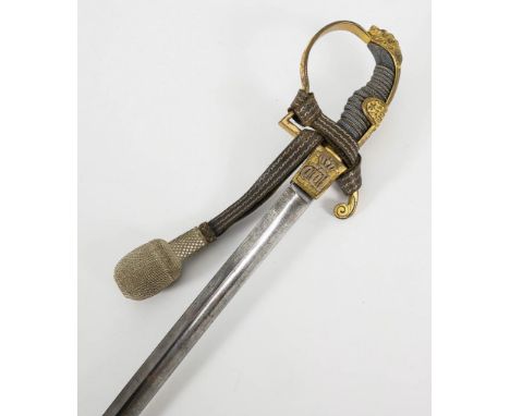 Artillerie Löwenkopfsäbel mit Monogramm und Scheide.             Gesamt L 95 cm.             Leicht gekrümmte Klinge mit schw