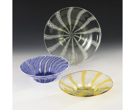 3 Thüringer Fadenglasschalen. Lauscha. 20. Jh.Farbloses Glas mit eingeschmolzenen opalweißen, opalgelben bzw. kobaltblauen Sp