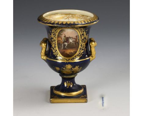 Kleine Kratervase mit Kobaltfond und Pferdedarstellung. KPM Berlin. Zeptermarke, um 1800.             Polychrom bemalt, golds