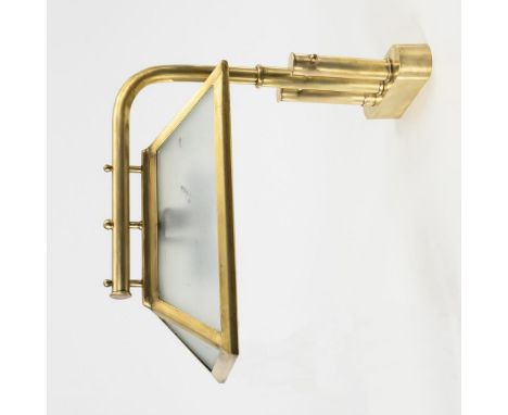 Große Außenleuchte.             Messing, farbloses Glas, satiniert, Schraubfassungen. 44 x 48 x 20 cm, Schirm 40 x 20 x 10 cm