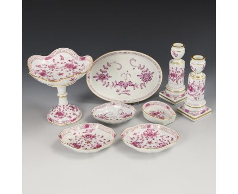 8 Teile "Indisch Purpur". Meissen. Knaufschwerter, ab 1850-1924, 1. Wahl und 2 Schleifstriche und Schwertermarke, 2. H. 20. J