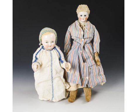 Brustkopfdame und Badepuppe. Ungemarkt.Porzellan, Stoff. Puppendame mit Brustkopf aus hellem Biskuitporzellan, blauen Glasaug