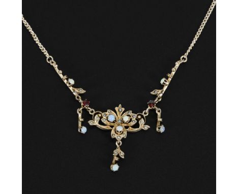 Kleines Collier mit Opalen.             Silber geprüft. L 43,5 cm. 5,8 g.             Ornamentförmiges Schauteil mit kleinen 