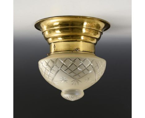 Jugendstil-Deckenlampe.             Messing, farbloses Glas, satiniert, mit Kerbschliff, Schraubfassung. H 25 cm, Ø 26 cm.   