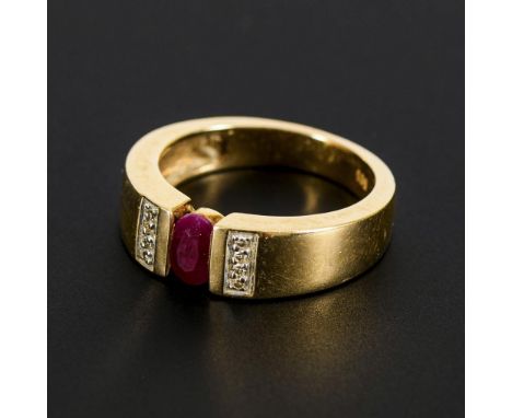 Bandring mit Rubin und Diamanten.             Gelbgold 585 gestempelt. Ringgröße 52. 5,6 g.             Mittlerer Bandring mi