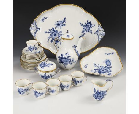 Mokkaservice mit Blaumalerei. Royal Copenhagen. Wellenmarke und Stempelmarke, 1894-1922. Dänemark.             Unterglasurbla